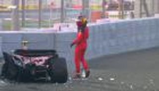 في حلبة مرسى ياس.. كارلوس ساينز ينجو من حادث مروع (فيديو)