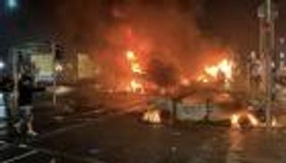 دماء ونيران واعتقالات.. ماذا يحدث في إيرلندا؟