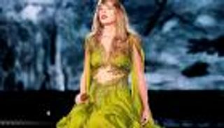 كعب حذاء تايلور سويفت ينكسر على المسرح.. كيف تعاملت النجمة العالمية؟