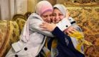 إطلاق سراح الأسرى الفلسطينيين بالضفة.. فرحة يعتصرها الألم على غزة