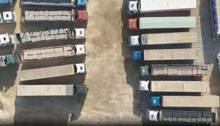 صورة رأسية لشاحنات المساعدات في غزة