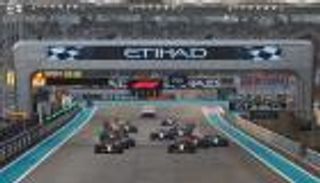 بسبب أولوية المرور.. موقف طريف في جائزة أبوظبي الكبرى للفورمولا (فيديو)