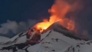 لحظة ثوران البركان