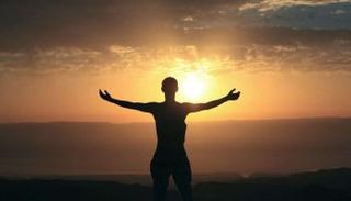 الاستقرار العاطفي والوضع المالي يلعبان دورًا في السعادة