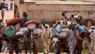 نازحون من المعارك في السودان - رويترز
