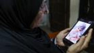 «لم نعد نتحمل».. دموع فلسطينية من لبنان على الأقارب بغزة