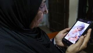 فاطمة الأشوح تبكي طفلة من قريباتها قتلت في غزة