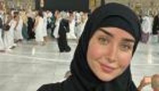 هنا الزاهد تؤدي مناسك العمرة.. أول ظهور بعد الانفصال