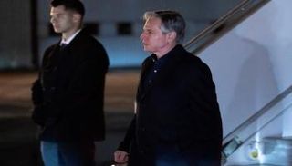 وزير الخارجية الأمريكي أنتوني بلينكن ينزل من طائرته لدى وصوله إلى مطار بروكسل