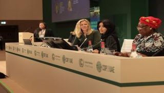 رزان المبارك خلال رئاستها المؤتمر العالمي للبيانات الاجتماعية والبيئية