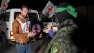 «حماس» تفرج عن رهينتين روسيتين.. بوتين في الصورة