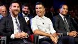 تجاهل ماضيه معهما.. أسطورة ليفربول يحسم صراع الأفضل بين رونالدو وميسي