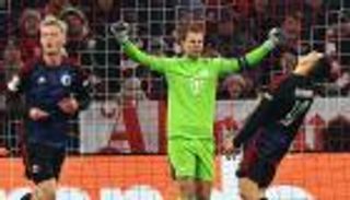 «أفضل حارس عبر التاريخ».. مانويل نوير يتحول لبطل في مانشستر يونايتد