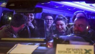 الرهائن الإسرائيليون عقب الإفراج عنهم 