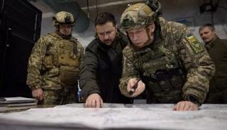 زيلينسكي خلال زيارة مركز قيادة الجيش الأوكراني في خاركيف