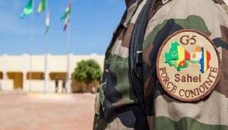 شعار دول مجموعة الساحل الأفريقي على زي جندي في القوات المشتركة