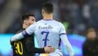 بعد وصفه بـ «الحمار».. أسطورة ليفربول يختار الأفضل بين ميسي ورونالدو