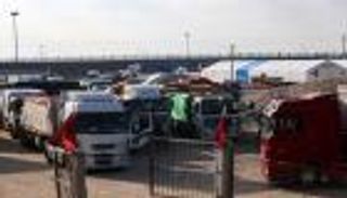 منذ انهيار الهدنة.. أولى شاحنات المساعدات في طريقها إلى غزة