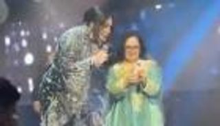 أحلام تستقبل طفلة من ذوات الهمم.. مشهد مؤثر على مسرح حفلها في أبوظبي (فيديو)