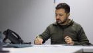 ملاكم عالمي سابق يوجه «ضربة قاضية» للرئيس الأوكراني