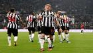 نيوكاسل يكبد مانشستر يونايتد هزيمة تاريخية