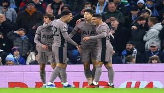 هيونغ مين سون مع لاعبي توتنهام 