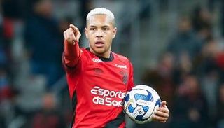 البرازيلي فيتور روكي