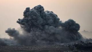 دخان متصاعد في أعقاب قصف إسرائيلي لمبنى قرب حدود غزة