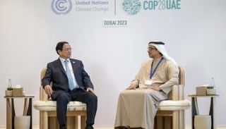 الشيخ منصور بن زايد آل نهيان مع رئيس الوزراء الفيتنامي