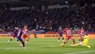 برشلونة يقهر أتلتيكو مدريد ويقترب من الصدارة