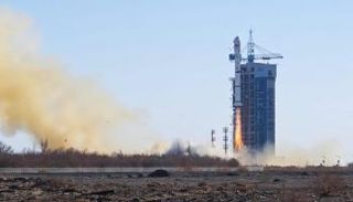 لحظة إطلاق القمر الصناعي "مصر سات 2"