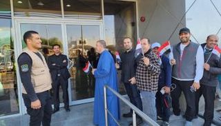 مصريون ينتظرون دورهم خلال عملية الاقتراع بالخارج