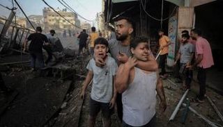 فلسطينيون عقب غارة إسرائيلية على قطاع غزة - رويترز