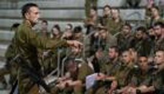 نتنياهو يفتش حقيبة رئيس الأركان.. ردود فعل غاضبة بإسرائيل