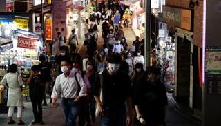 مارة يرتدون كمامات طبية - أرشيفية