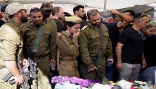 جنود إسرائيليون أثناء تشييع قتلى هجوم 7 أكتوبر