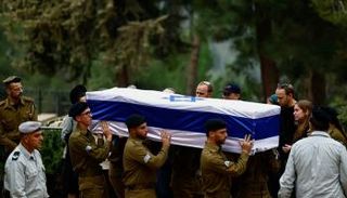 جنود إسرائيليون في جنازة أحد زملائهم الذين قتلوا بغزة - رويترز