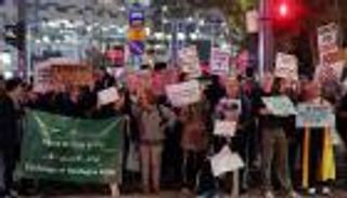 «مسرحية هزلية» في لقاء نتنياهو مع عائلات الرهائن الإسرائيليين