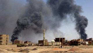 دخان يتصاعد في الخرطوم جراء القتال