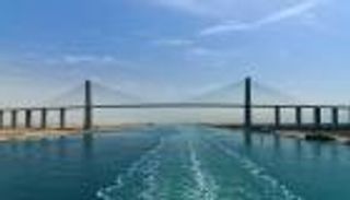 هيئة قناة السويس تتعامل مع توقف الملاحة بعد اصطدام سفينة حاويات بجسر