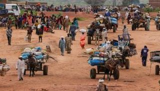 سودانيون يفرون من الصراع -رويترز