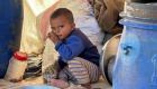 غطاء بلاستيكي وبقايا «الجريشة».. زاد نازحي غزة 