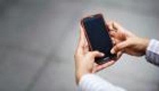 استخدام الهاتف أقل من ساعتين يومياً يحميك من «حزمة أمراض»