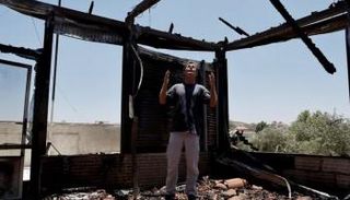 دبلوماسي أوروبي يتفقد منزلاً فلسطينيًا أحرقه مستوطنون بالضفة