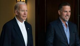 الرئيس الأمريكي جو بايدن مع نجله هانتر