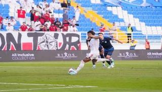 من فوز الشارقة على حتا في الدوري الإماراتي