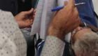 مريض على سرير طبي يدلي بصوته.. أصحاب الهمم وكبار السن «حضور» في الانتخابات الرئاسية 2024 بمصر