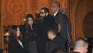 أحمد حلمي يتلقى العزاء في وفاة شقيقه (صور)