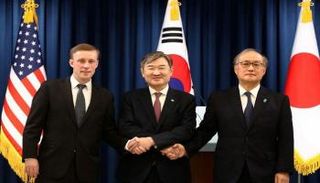 مستشار الأمن القومي الأمريكي مع نظيريه الياباني والكوري الجنوبي