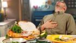 8 نصائح للتخلص من التخمة بعد وجبة دسمة,,منها المشي والشاي الأخضر